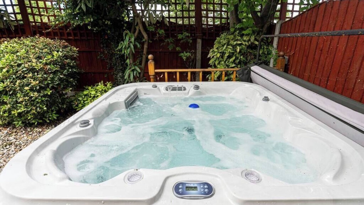 Canvey Island House | Nature's Serenade:3BR Classic Home-Jacuzzi and Sauna