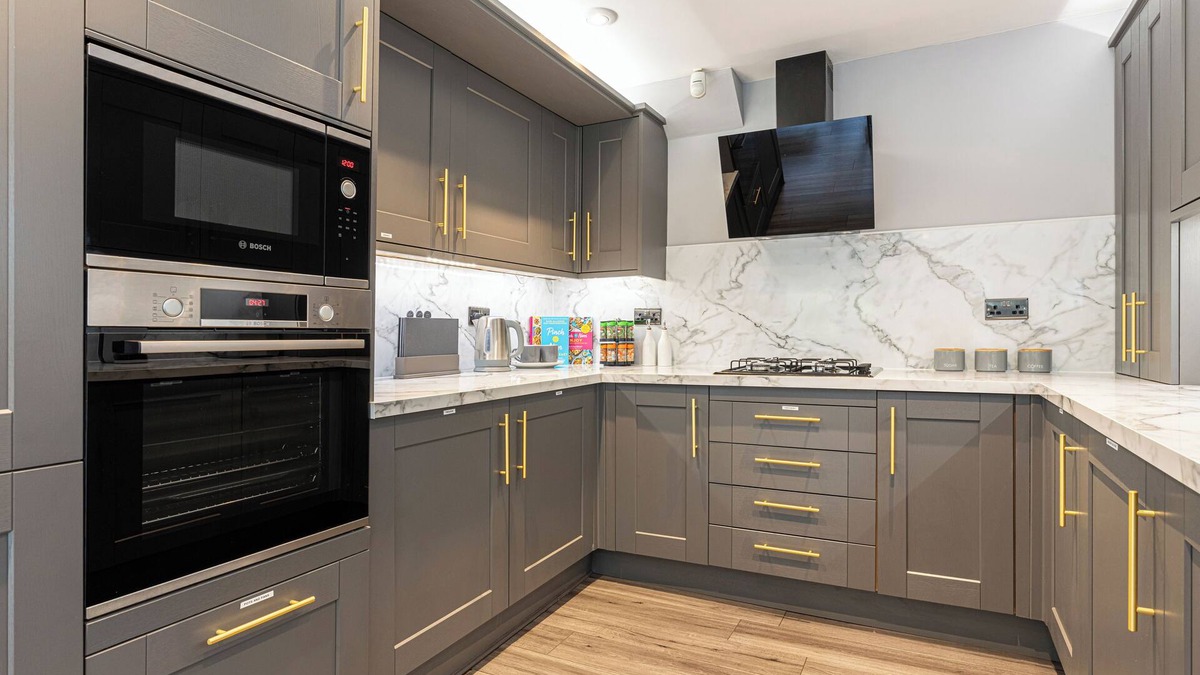 Canvey Island House | Nature's Serenade:3BR Classic Home-Jacuzzi & Sauna
