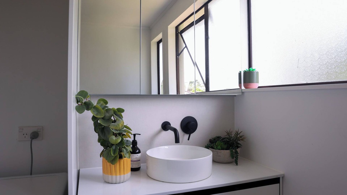Massey House | Nature stay in Auckland with lush green in the back, peaceful.