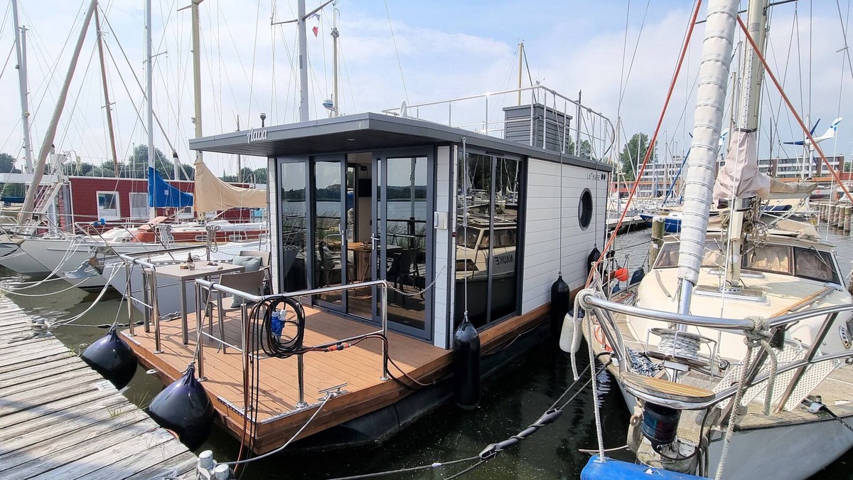 Schleswig Boat Rental | Naturnaher Urlaub auf Hausboot Aava mit Dachterrasse in Schleswig