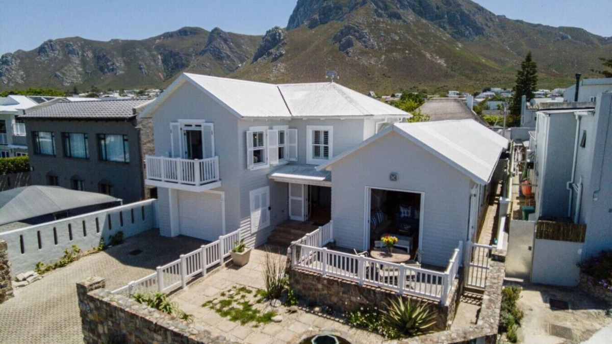 Voelklip House | Nautilus on Grotto Beach | Sparkling pool