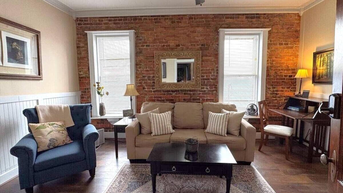 Nauvoo Apartment | Nauvoo: Historic Downtown Retreat walk to Temple