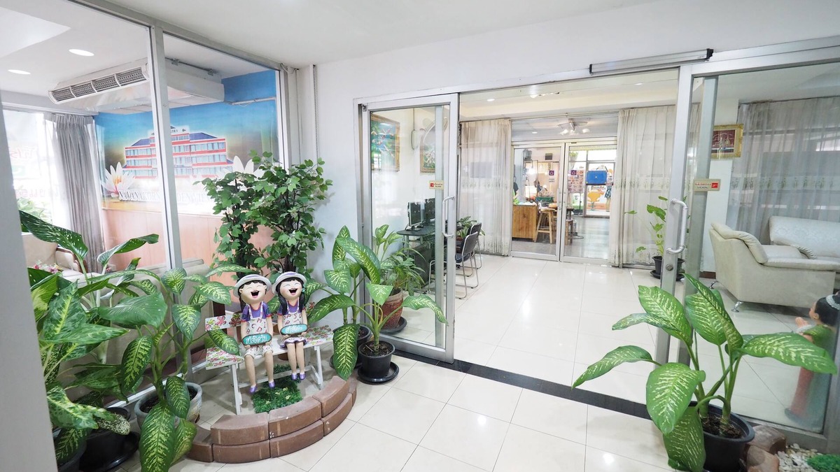 Ban Lam Rua Taek Hotel | Navanakorn Golden View