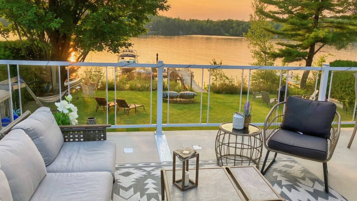Stanstead Township House | Navigable Lakefront Chalet