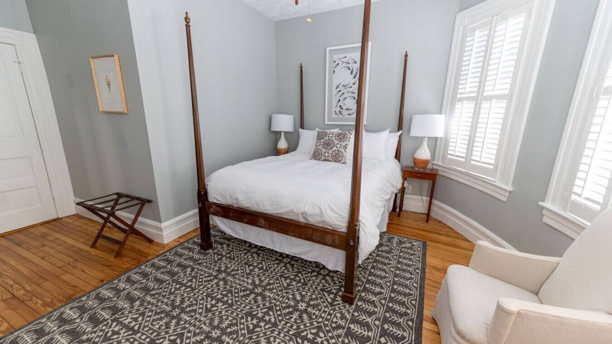 Edenton Bed & Breakfast | Navigator Room - Captain's Quarters Inn, Downtown Historic Edenton