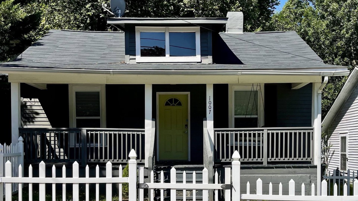 University Park Apartment | NC STATE, Cameron Village-Wake Med-dogs ok-fenced
