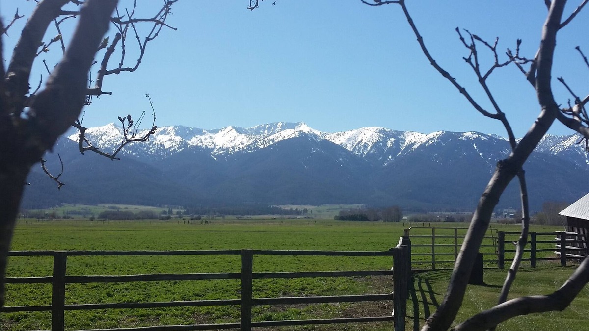 Baker City House | nCharming Vintage Farmhouse With Spectacular Views - sleeps up to 8