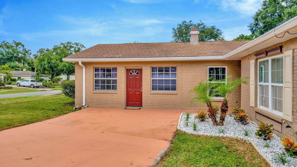 Seffner Community Alliance House | nColorful & Comfy Retreat: Close to Tampa ~ Parking