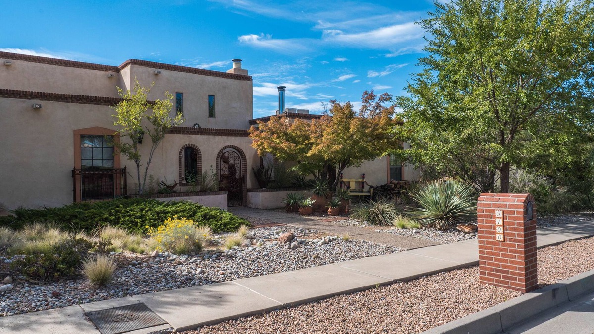 Academy Estates East House | NE Heights Luxurious Retreat, Large Group Capacity