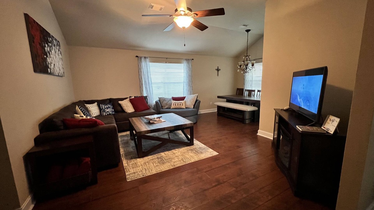 Atascocita House | NE Houston, Whole House, 3 bed 2 bath, 15 min from IAH Airport