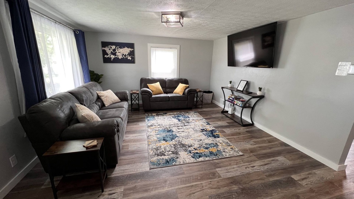 Muncie House | Near Ball State & IU Hospital Fall Specials Top-Rated Guest Favorite