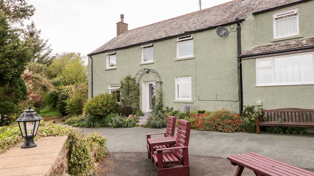Waberthwaite Cottage | NEAR BANK COTTAGE, pet friendly, with hot tub in Waberthwaite
