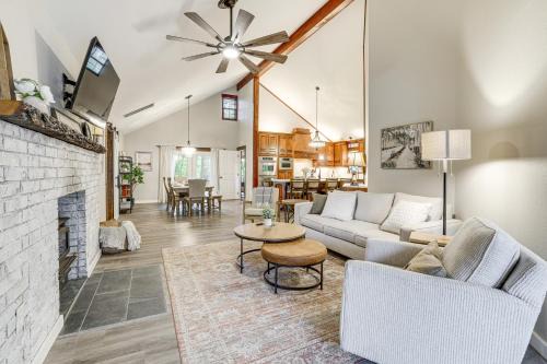 Pineville House | Near Bella Vista Trails and Elk River Family Home!