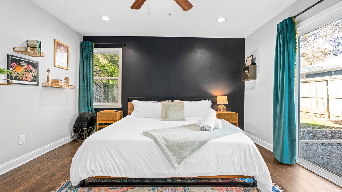 East Side House | Near Beltline EAV 'Quiet' Fenced Yard' Fire pit