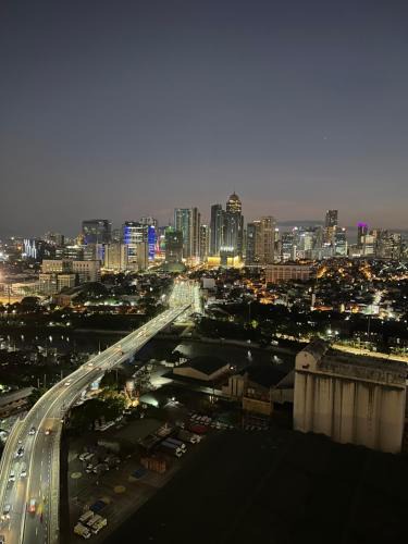 Kapitolyo Apartment | Near Bgc Makati Ortigas 1Br Wi-Fi Netflix balcony