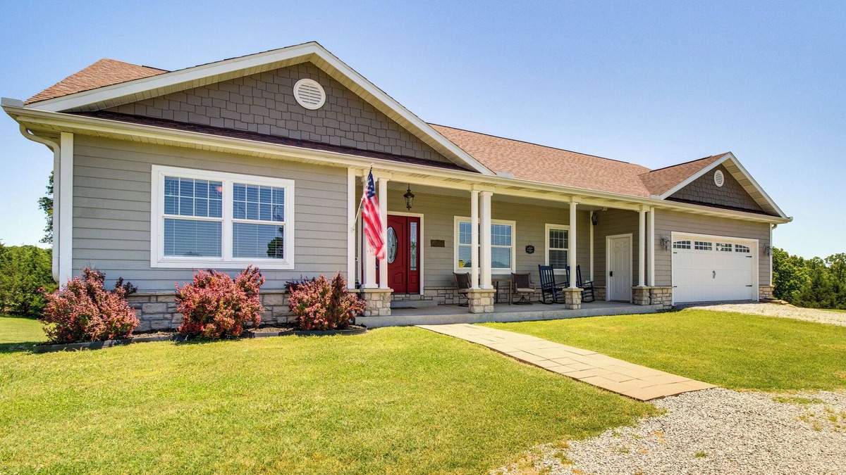Mountain Home House | Near Bull Shoals Lake: Spacious Golfer's Getaway!