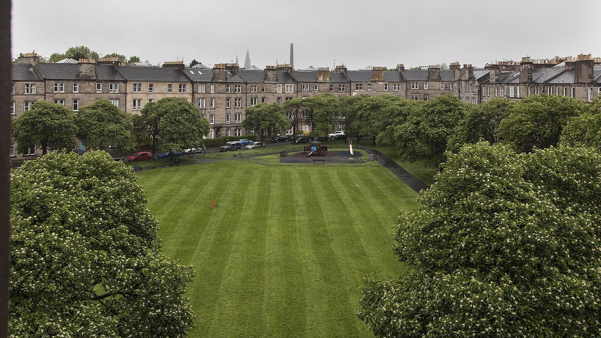 Dalry Apartment | Near city centre 2 bedroom apartment with park view