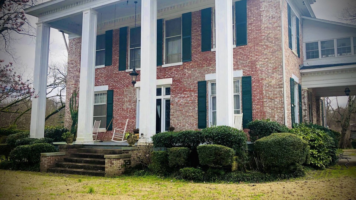 Columbus Bed & Breakfast | Near Columbus AFB and MSU - Sleeps 8 with locally sourced + fresh breakfast
