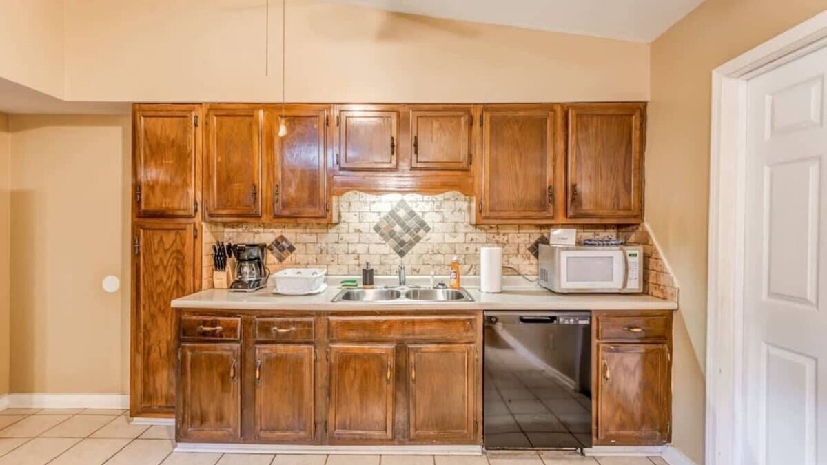 Whitehaven House | Near Dining, Shopping, Parks! McCorkle Maison