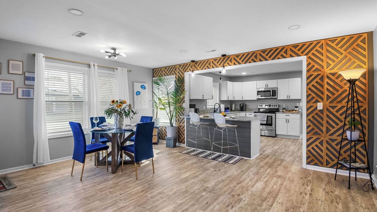 City View House | Near Downtown, 3 Bed 3 Bath, 2 EnSuite, FirePit, Fenced Yard Great for Pets