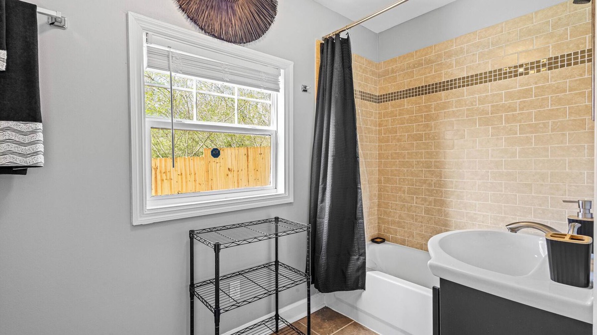 East Atlanta House | Near Downtown Atlanta 3-bedroom modern house near Golf Course. Sleeps 6.