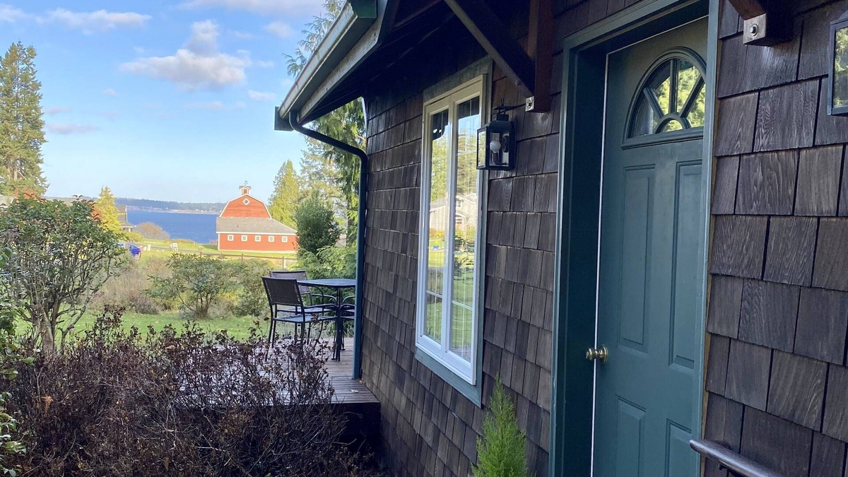 Langley Cottage | Near Downtown Langley, Shops & Restaurants! Cozy Cottage & Pet Friendly!