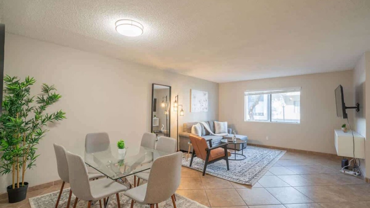 Cox Heights Apartment | Near DT & Trails | Pool,Gym,Balcony,W/D,Parking