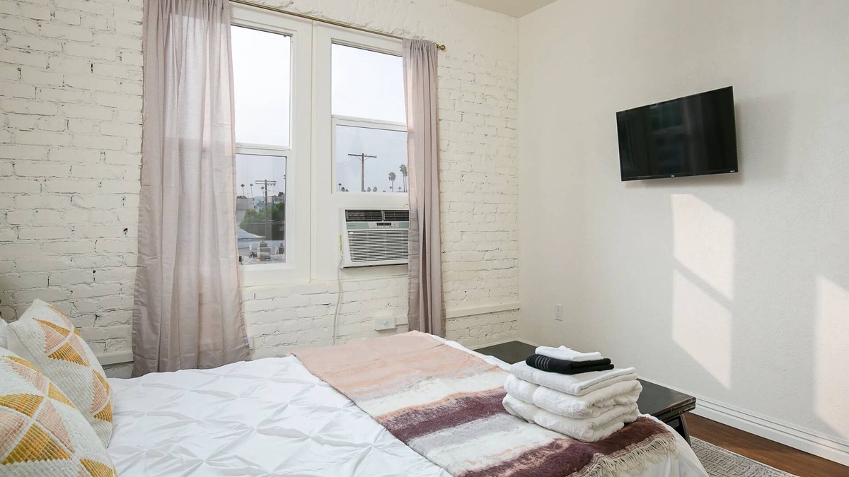 Rampart Village Apartment | Near DTLA! Classic Studio for 2!