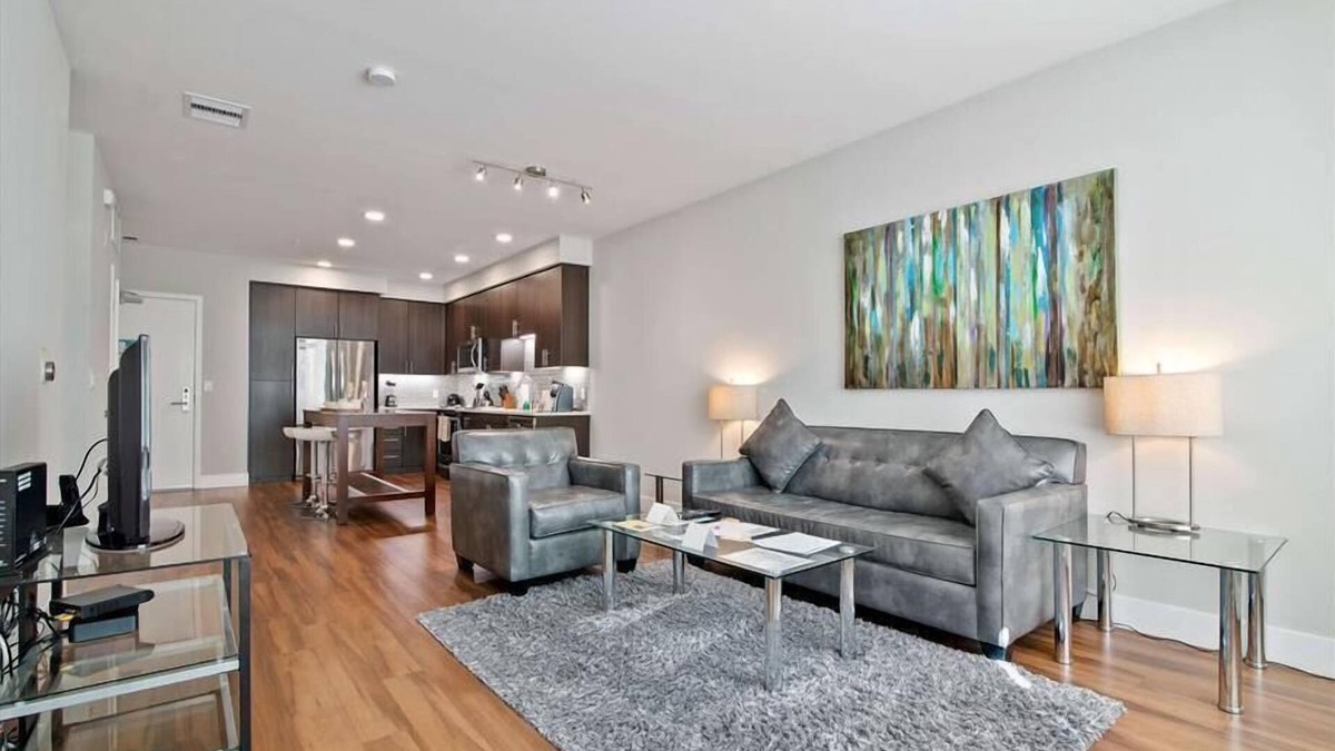 Shoreline West Apartment | Near FB & Ggl 2 BR | Outdoor Swimming Pool