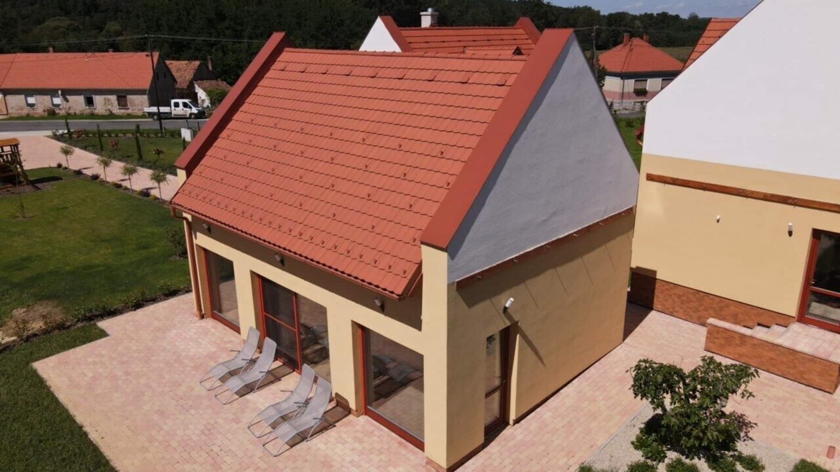 Felsoszolnok House | Near forest with saunas and fire place