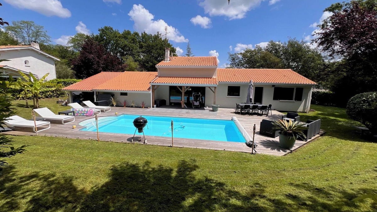 Saint-Sulpice-et-Cameyrac House | Near the Golf course, modern villa with swimming pool in a private residence