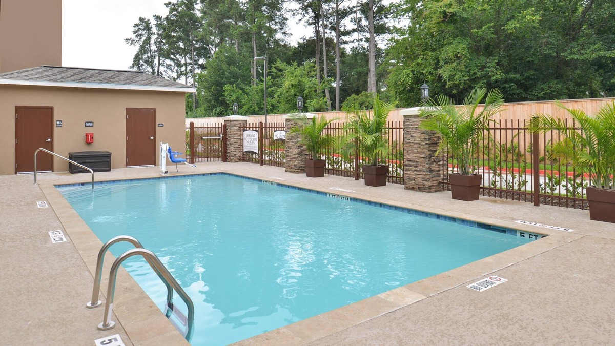 Tomball Apartment | Near George Bush Intercontinental Airport! Shared Outdoor Pool + Business Center
