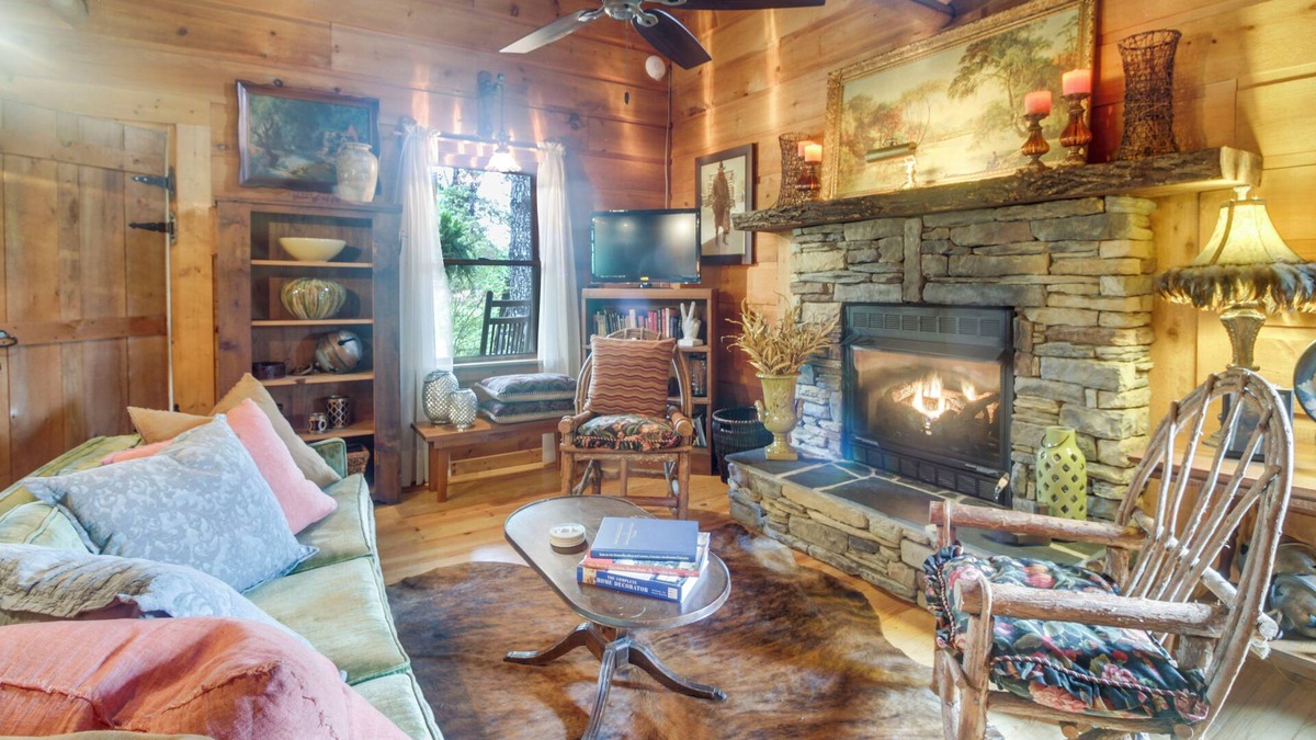 Vale Apartment | Near Hiking: Studio w/Fire Pit in Lawndale!