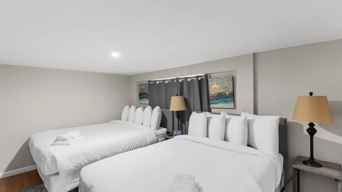 New Castle Apartment | Near Hospital & Dining- Beds on Broadmoor - Unit B