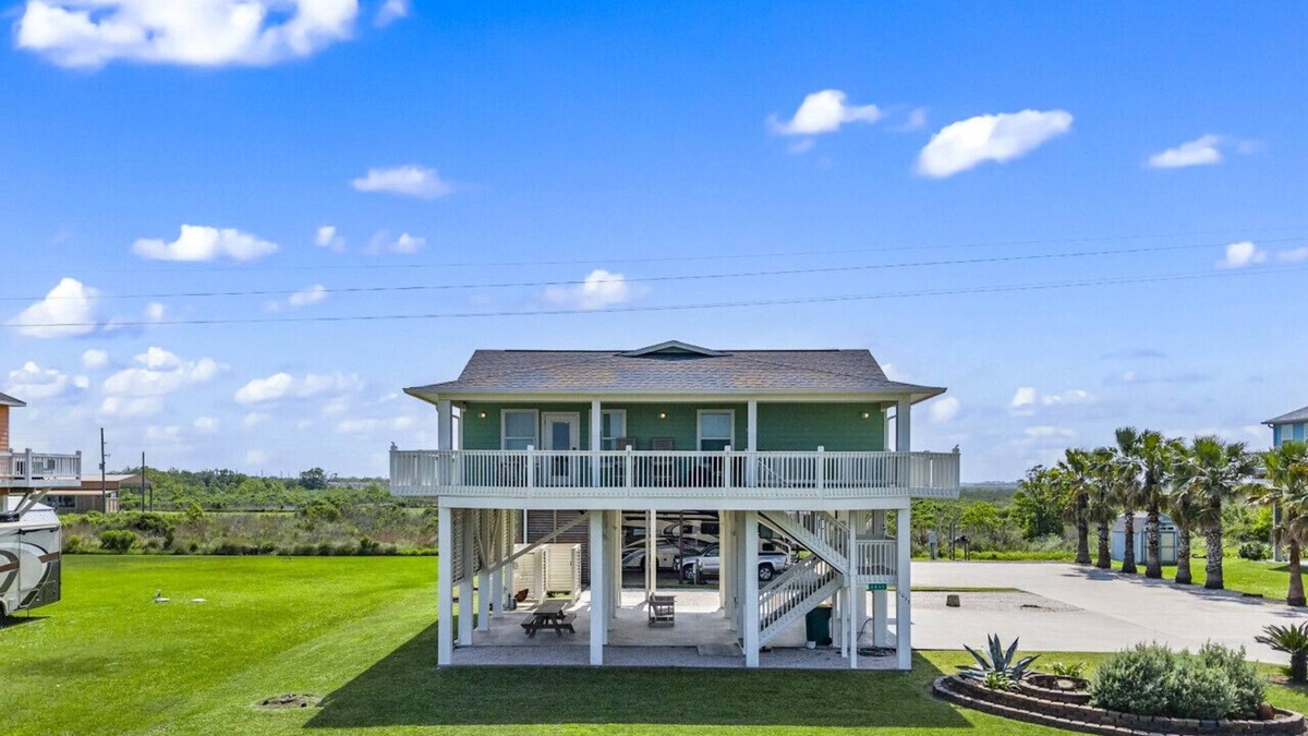 Crystal Beach House | Near Marina~Near Beach~Chef Kitchen~Games~Balcony