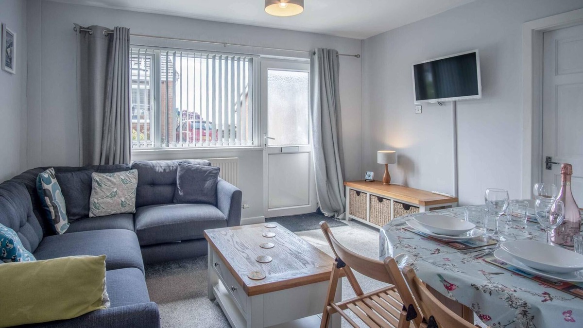 Mumbles Ski Chalet | Near Mumbles Cricket Club | Sleeps 4 | Coastal path | Beaches | Parking | WiFi