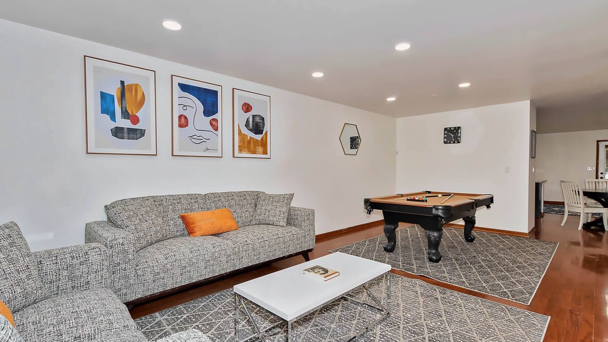Round Lake Beach House | Near Naval Base! Ranch w Pool Table, Arcade, Netflix!