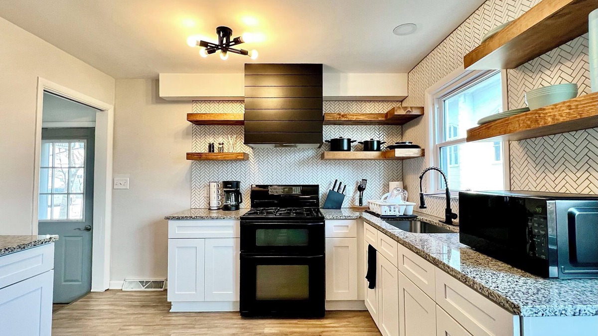 DeKalb House | NEAR NIU & Downtown Dekalb! Sleeps 12, Wet Bar, Foosball, & PET-FRIENDLY!