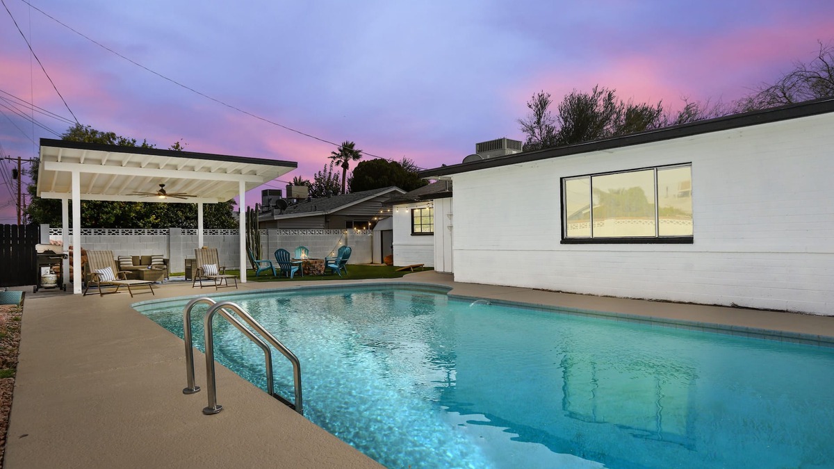 Papago Parkway House | Near Old Town Scottsdale,Tempe and ASU. Amazing pool and yard - 3 br - Sleeps 10