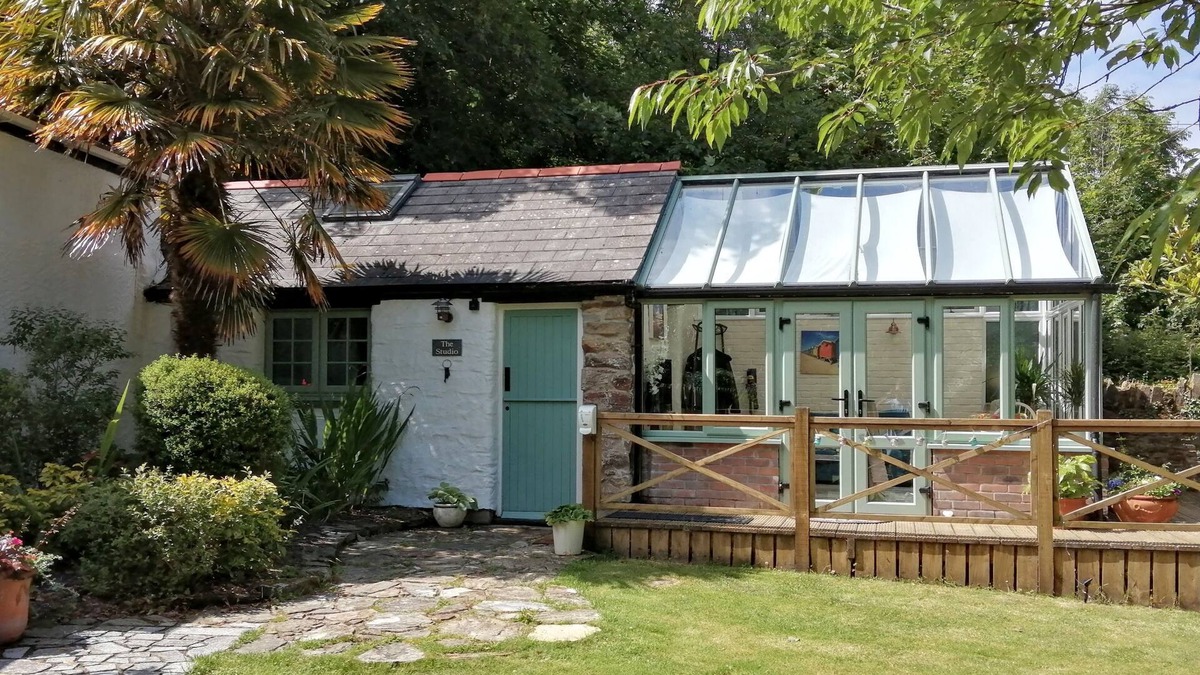 Perranporth Apartment | Near Perranporth. A country cottage for 2 & dog friendly Short walk to the Beach