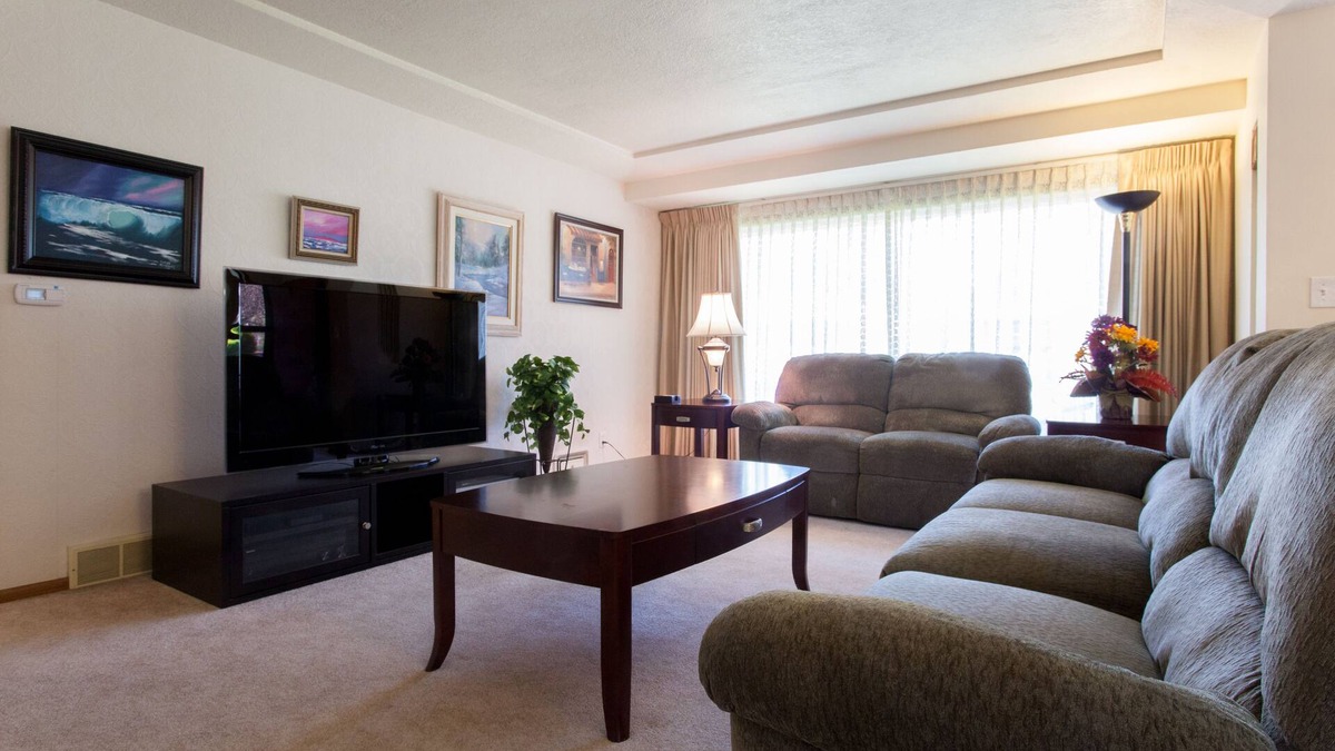 North Tabor House | Near Providence Hospital - Sunny and Comfy Tabor 2 Bedrooms - 1100 Sq Ft!