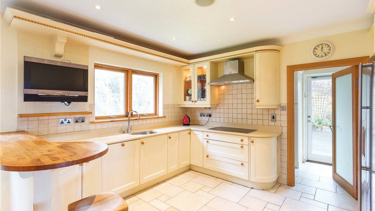 Ashford House | Near pubs, restaurants, 45 min from Dublin Airport, for families +corporate lets
