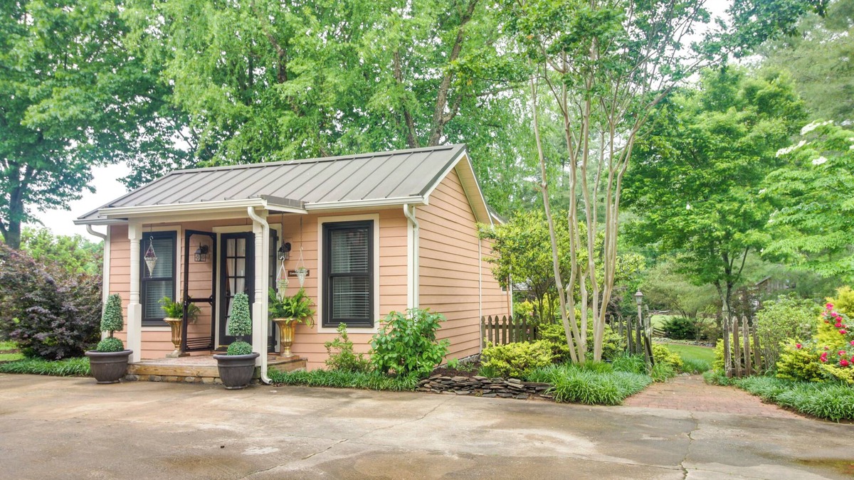 Vale Apartment | Near South Mountain State Park: Studio w/Deck!