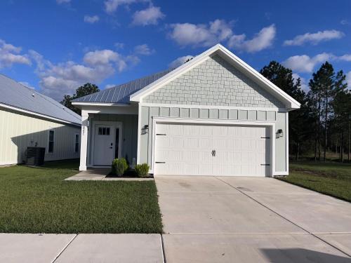 Foley House | Near Sports Complex OWA beaches shopping restaurants mini golf Central to all the fun Foley has to offer King bed