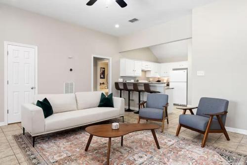 College Station House | Near Texas A&M, Spacious Living Room, 4 Queen Beds
