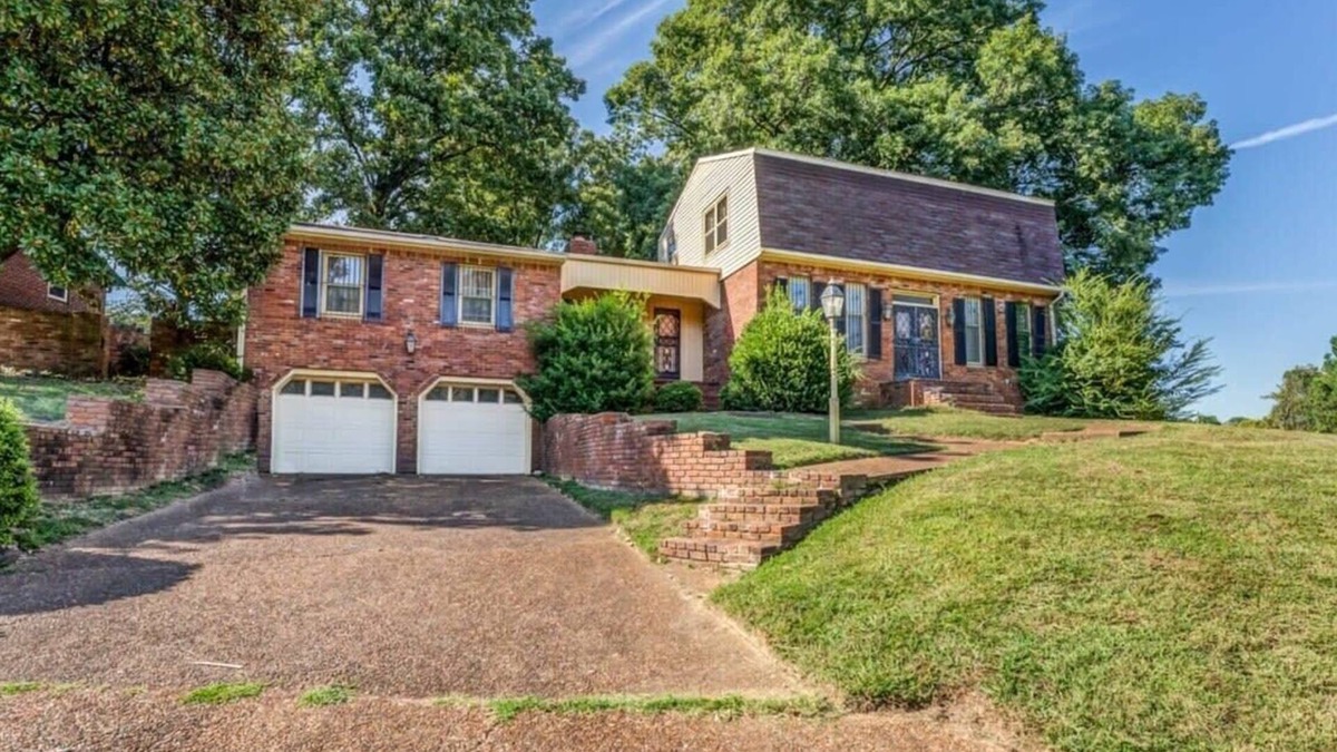 Whitehaven House | Near the Airport and Graceland! Holmesdale Hideout