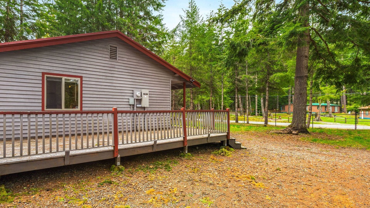 Enumclaw Cabin | Near the bank of the White River, Basecamp Cabin