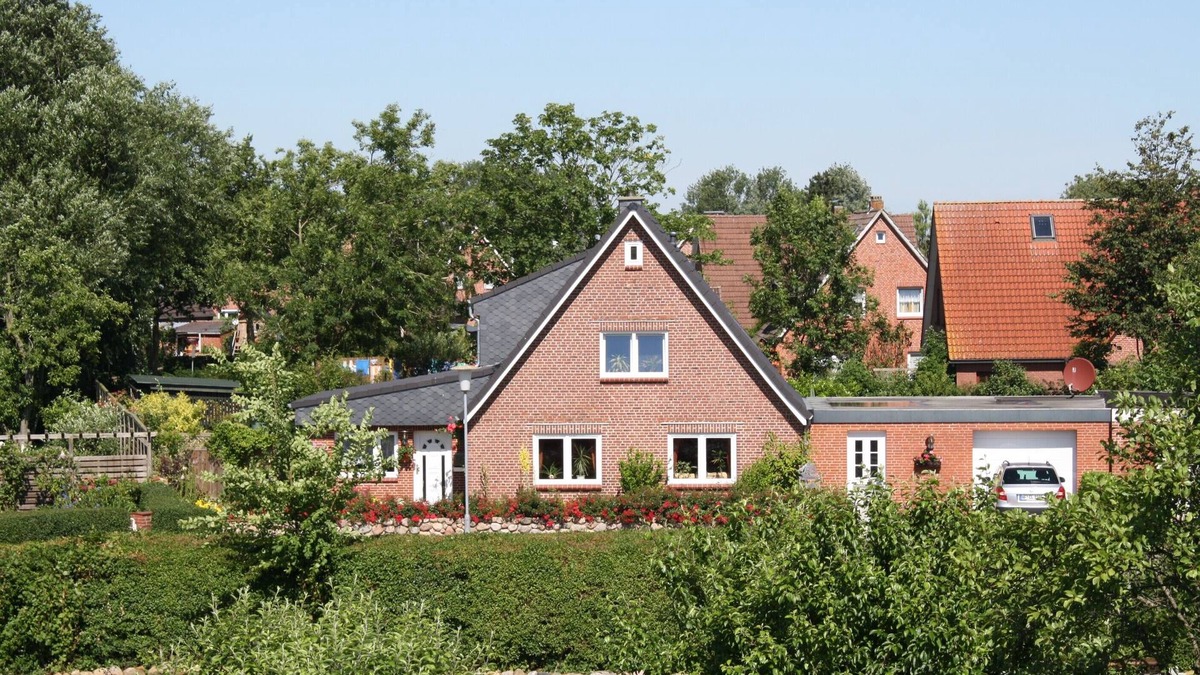 Toenning Apartment | near the dyke (30m) and green beach, sea water swimming pool