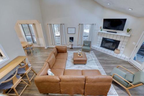 Fortson House | Near the Hospital and Dining - Sunrise Knoll Stay