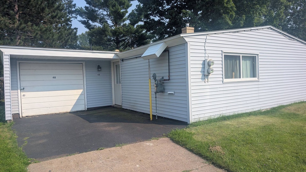 White Pine House | Near the park! 3-bedroom house with wifi and AC